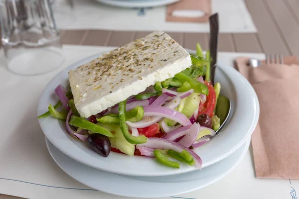 Salada Grega Tradicional Com Queijo Feta — Fotografia de Stock