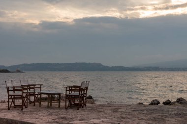 Yunan Denizi kıyısındaki bir restoranın küçük masaları