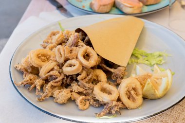 Kızarmış balık tabağı yakın.