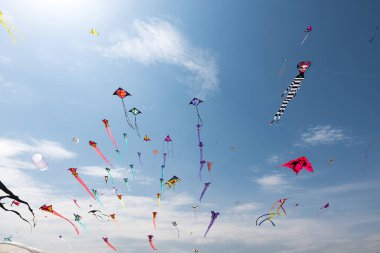 Mavi gökyüzü ve beyaz bulutlu uçurtmalar