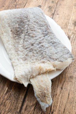 Çiğ tuzlanmış morina balığı dilimi.