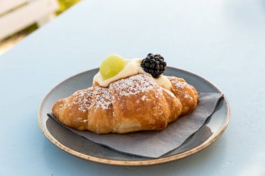 Böğürtlenli kremalı kruvasan