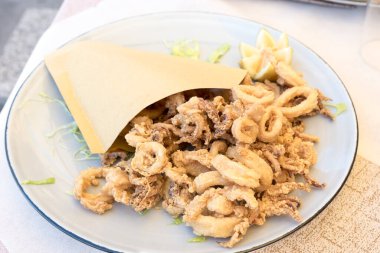 Kağıt üzerinde balık yemi