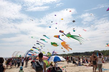 Mavi gökyüzü ve beyaz bulutlu uçurtmalar