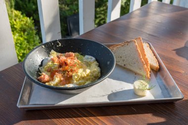 Somon ve soğanlı omlet.