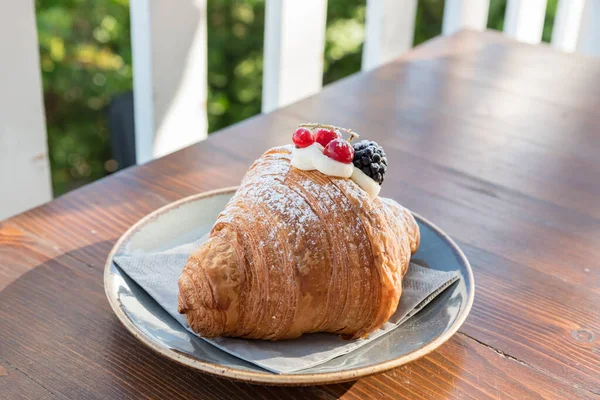 Croissants Con Moras Arándanos Rellenos Crema — Foto de Stock