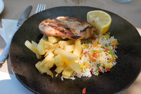 Peito Frango Com Salada Arroz Batatas Fritas — Fotografia de Stock