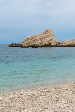 Kefalonia adasının sarp kıyıları