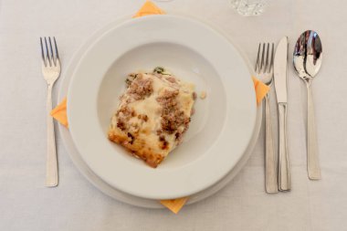 Bolonez lazanyası. Yakın çekim.