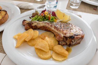 Patates salatası ve limonla doğranmış.