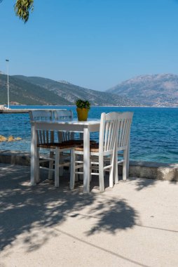 Yunanistan 'ın Kefalonia adasındaki restoran masası