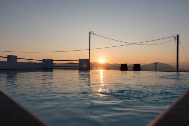Yunanistan 'da havuzda gün doğumu