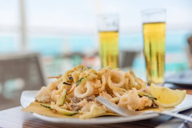 Kızarmış balık ve buz gibi bira.