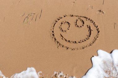 Deniz kıyısında gülümse.