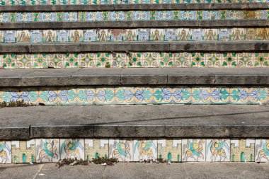 Caltagirone Sicilya 'dan polikrom seramik seramik kiremitli merdiven.