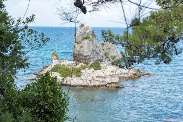 ギリシャの島のビーチと岩 — ストック写真