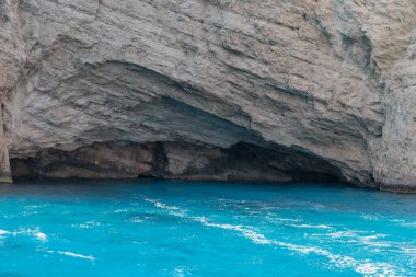 Zakynthos adasının kıyısında.