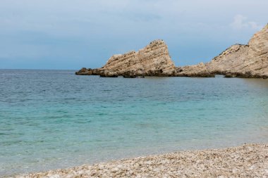 Kefalonia adasının sarp kıyıları