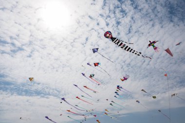 Mavi gökyüzü ve beyaz bulutlu uçurtmalar