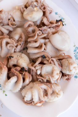 Izgara polipleri pişiriyorum.