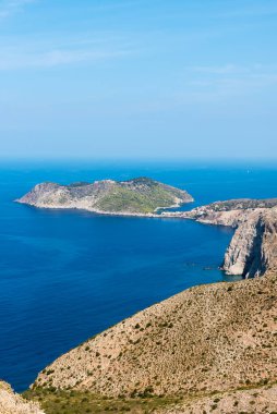 Kefalonia adasının sarp kıyıları