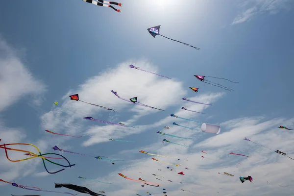 Vliegers Met Blauwe Lucht Witte Wolken — Stockfoto