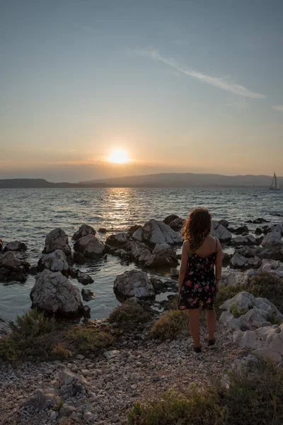 Yalnız kız gün batımını izliyor