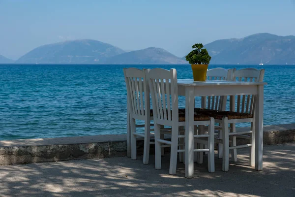 Yunanistan 'ın Kefalonia adasındaki restoran masası