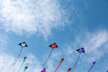 Mavi gökyüzü ve beyaz bulutlu uçurtmalar