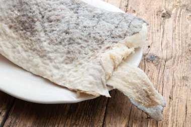 Çiğ tuzlanmış morina balığı dilimi.