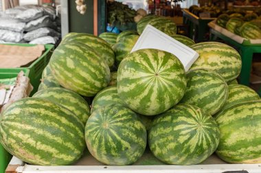 Pazarda karpuz yığını