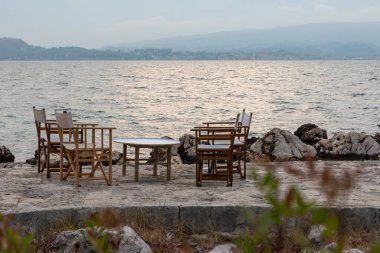 Yunan Denizi kıyısındaki bir restoranın küçük masaları