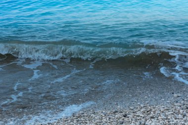 Çakıl taşlı sahilde deniz dalgaları