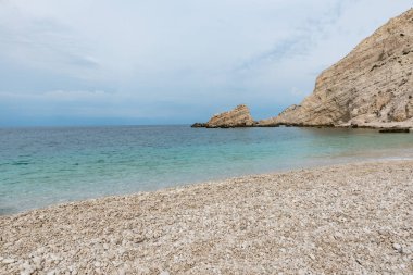 Kefalonia adasının sarp kıyıları