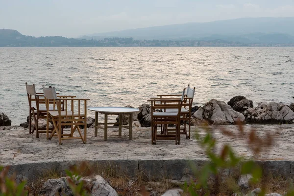 Yunan Denizi kıyısındaki bir restoranın küçük masaları