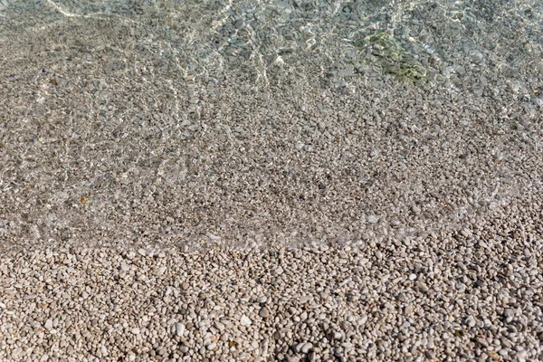 Çakıl taşlı sahilde deniz dalgaları