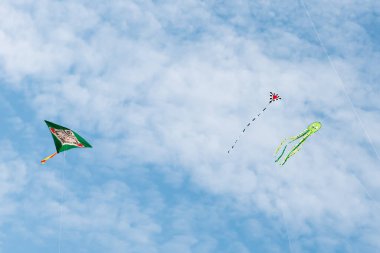 Mavi gökyüzü ve beyaz bulutlu uçurtmalar