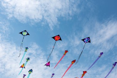 Mavi gökyüzü ve beyaz bulutlu uçurtmalar