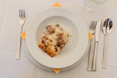 Bolonez lazanyası. Yakın çekim.