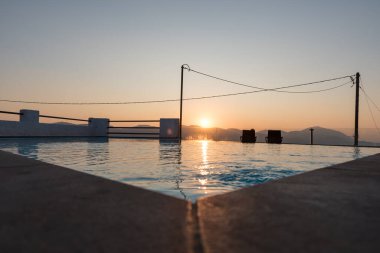 Yunanistan 'da havuzda gün doğumu