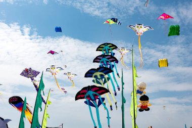 Mavi gökyüzü ve beyaz bulutlu uçurtmalar