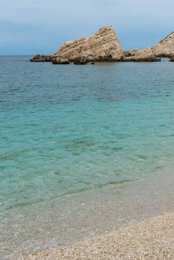 Kefalonia adasının sarp kıyıları