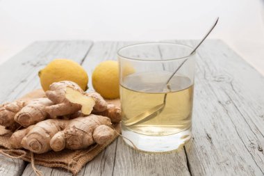 Zencefil ve limonlu sağlıklı bitki çayı.