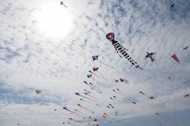 Mavi gökyüzü ve beyaz bulutlu uçurtmalar