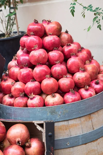 Haufen Reifer Granatäpfel — Stockfoto