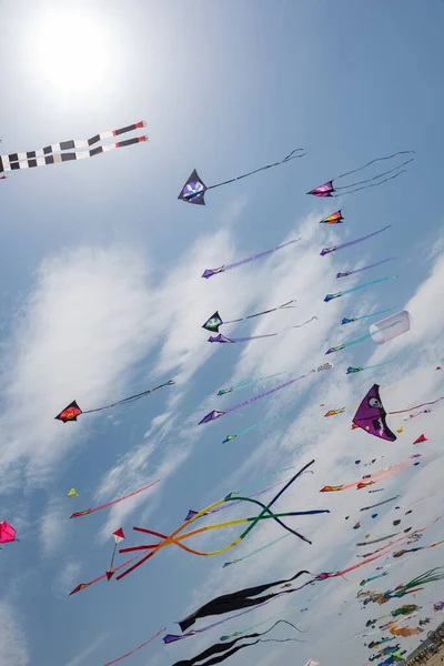 Vliegers Met Blauwe Lucht Witte Wolken — Stockfoto