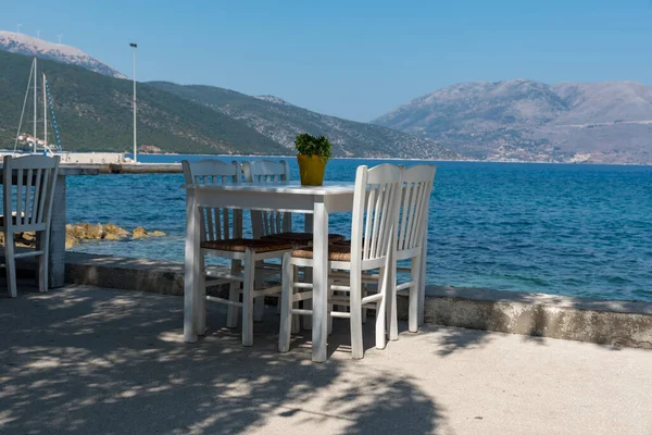 Yunanistan 'ın Kefalonia adasındaki restoran masası