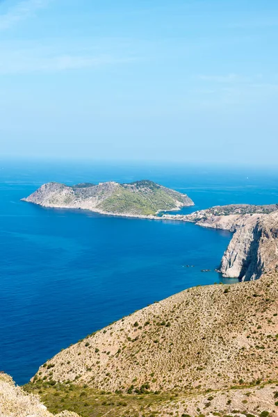 Kefalonia adasının sarp kıyıları