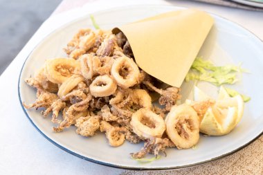 Kızarmış balık kaybeder.