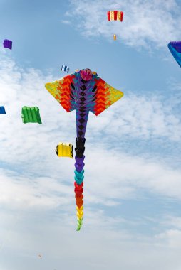 Mavi gökyüzü ve beyaz bulutlu uçurtmalar